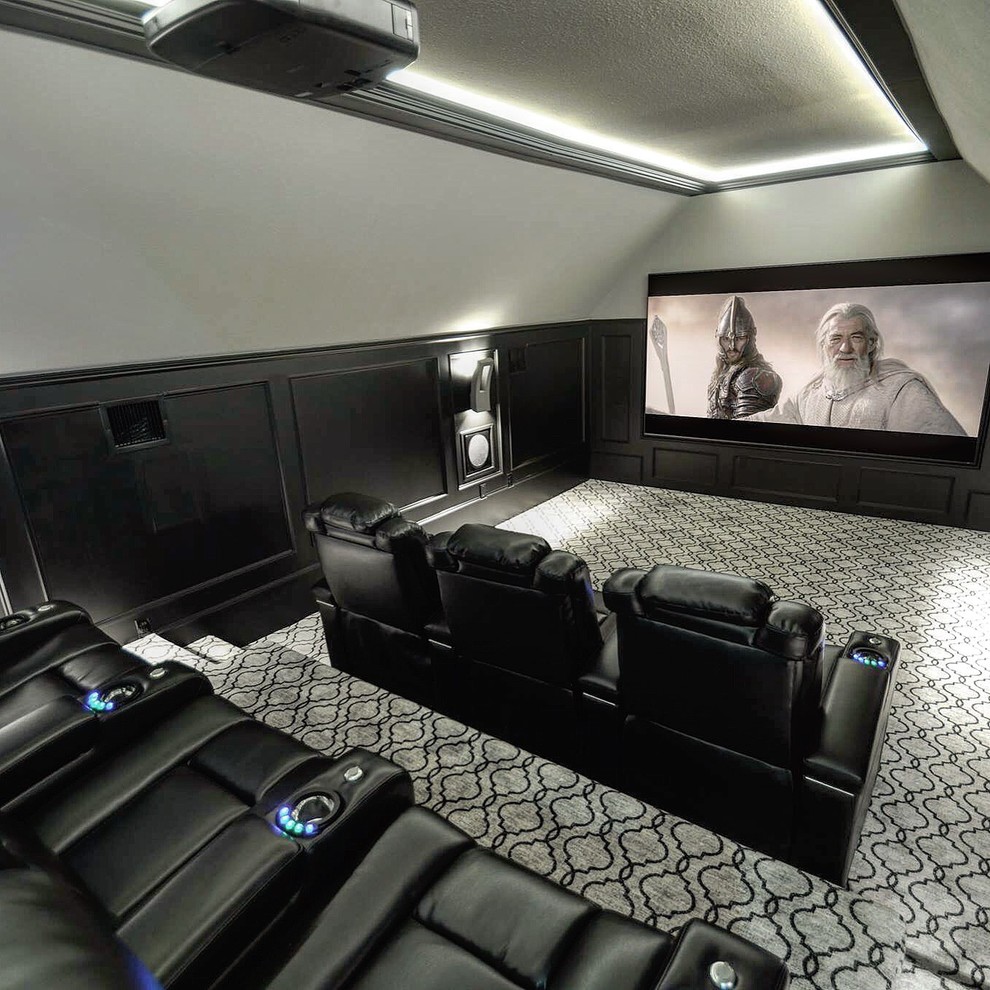 Aménagement d'une salle de cinéma contemporaine fermée avec un mur gris, moquette et un écran de projection.