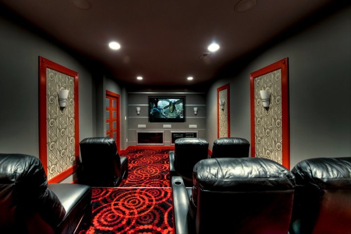 Mittelgroßes, Abgetrenntes Modernes Heimkino mit grauer Wandfarbe, Teppichboden und Multimediawand in Washington, D.C.