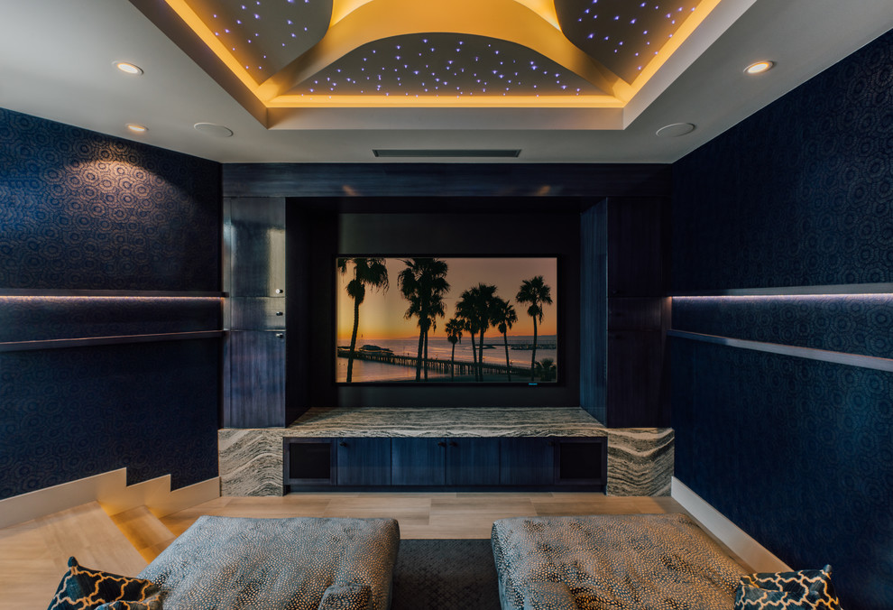 Immagine di un home theatre minimal chiuso con pareti nere, TV a parete e pavimento beige