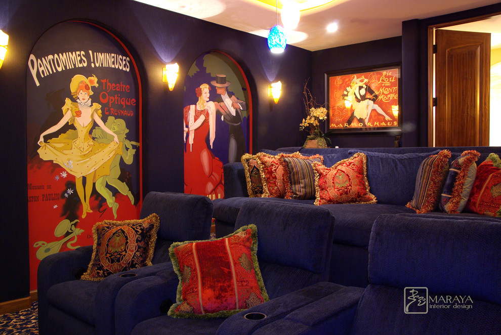На фото: огромный изолированный домашний кинотеатр в стиле фьюжн с синими стенами, ковровым покрытием и проектором