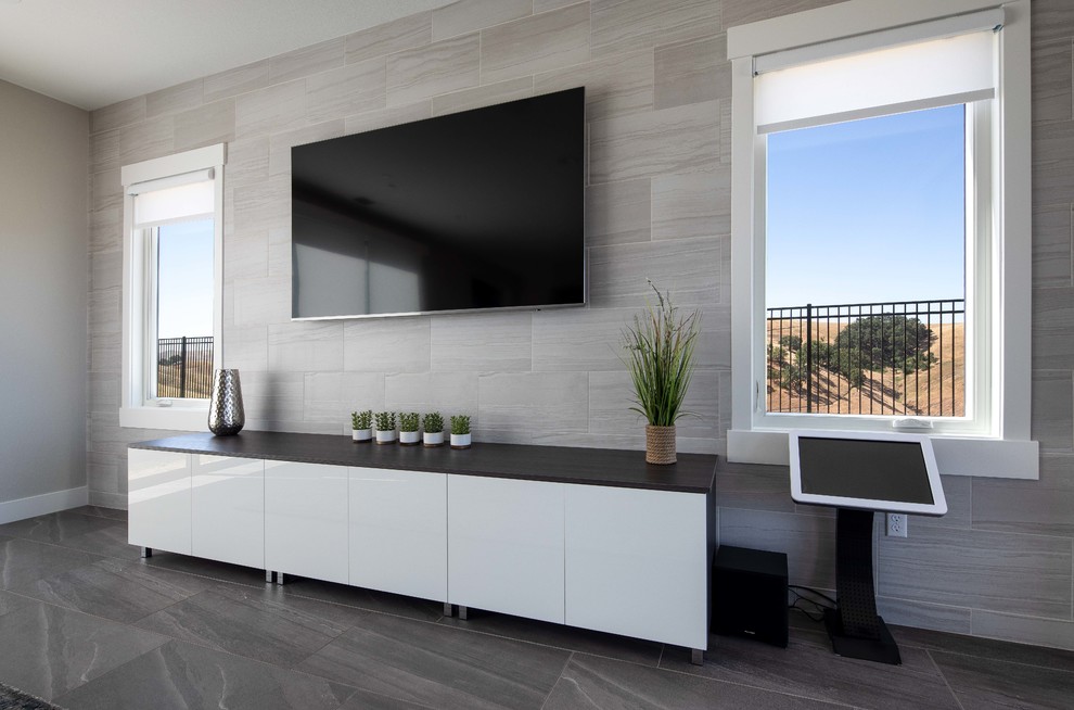 Mittelgroßes, Offenes Modernes Heimkino mit grauer Wandfarbe, Marmorboden, TV-Wand und grauem Boden in San Francisco