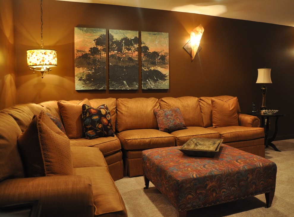 Ejemplo de cine en casa abierto actual de tamaño medio con paredes marrones, moqueta y televisor colgado en la pared
