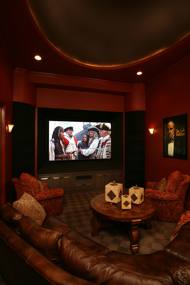 Ejemplo de cine en casa cerrado moderno de tamaño medio con pantalla de proyección, paredes rojas y moqueta
