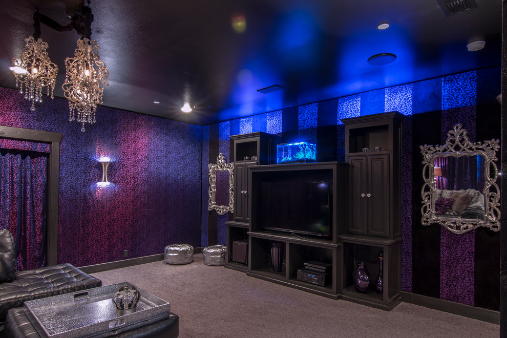 Пример оригинального дизайна: изолированный домашний кинотеатр среднего размера в стиле фьюжн с фиолетовыми стенами, ковровым покрытием, мультимедийным центром и фиолетовым полом