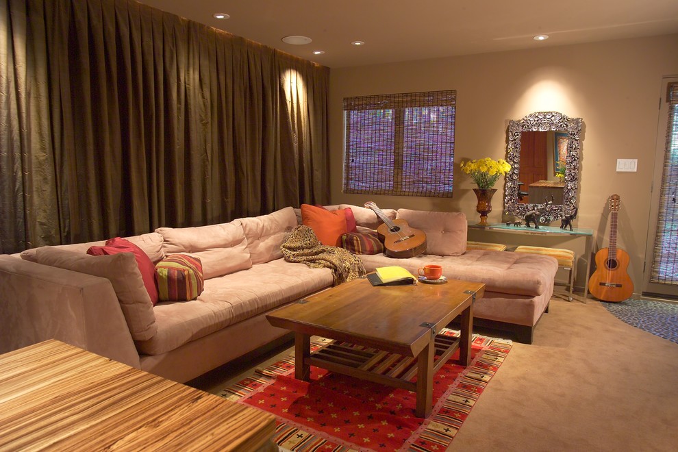 Großes, Abgetrenntes Klassisches Heimkino mit brauner Wandfarbe, Teppichboden, Multimediawand und gelbem Boden in San Francisco