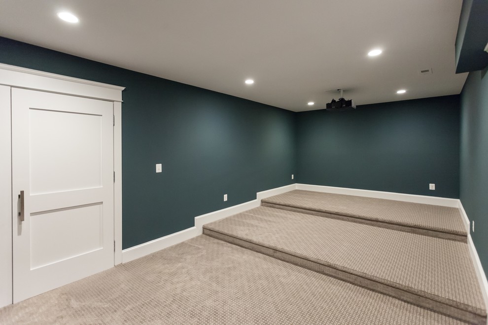 Abgetrenntes Landhausstil Heimkino mit grüner Wandfarbe, Teppichboden, Leinwand und beigem Boden in Washington, D.C.