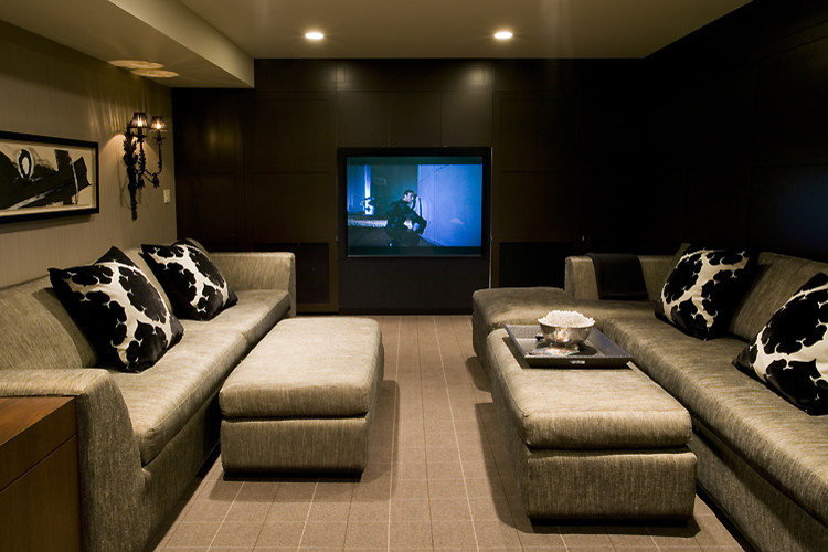 Modernes Heimkino mit beiger Wandfarbe, Teppichboden und Multimediawand in Calgary