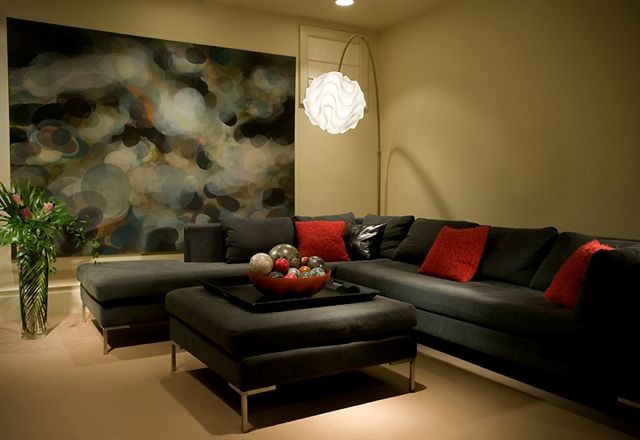 Imagen de cine en casa contemporáneo con paredes marrones y moqueta