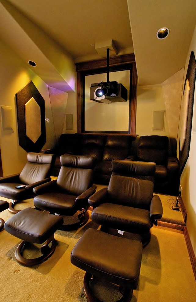 Foto de cine en casa cerrado minimalista de tamaño medio con paredes beige, moqueta y pantalla de proyección