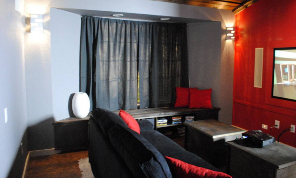 На фото: изолированный домашний кинотеатр среднего размера в стиле модернизм с красными стенами, пробковым полом и проектором