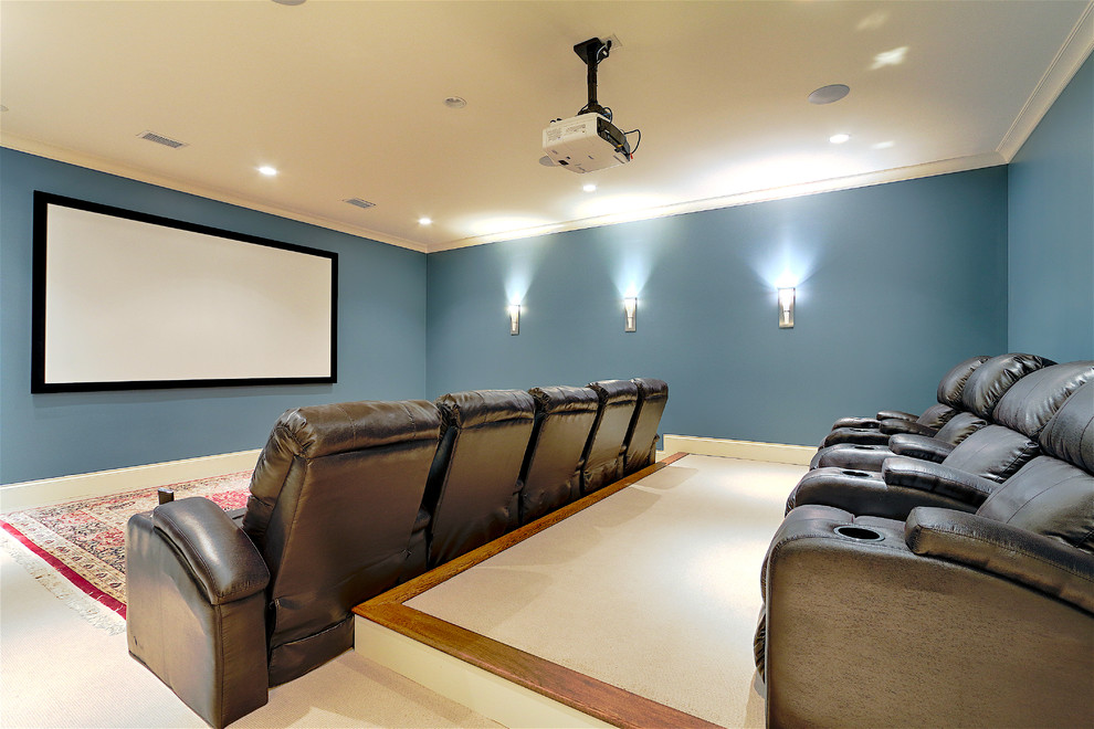 Inspiration pour une grande salle de cinéma traditionnelle fermée avec un mur bleu, moquette et un écran de projection.