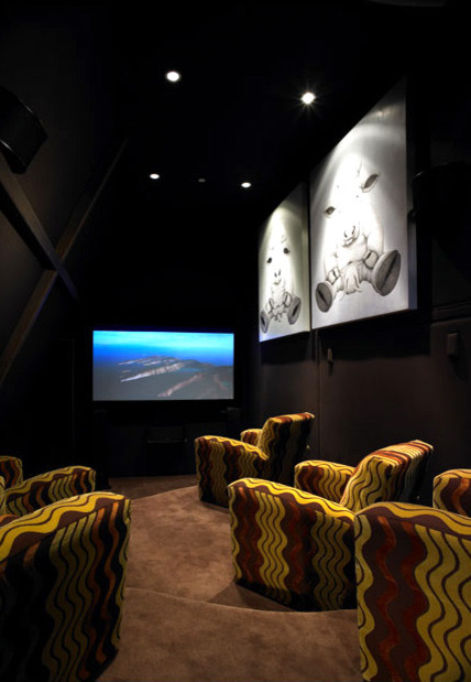 Aménagement d'une très grande salle de cinéma éclectique fermée avec un mur gris, moquette et un téléviseur fixé au mur.