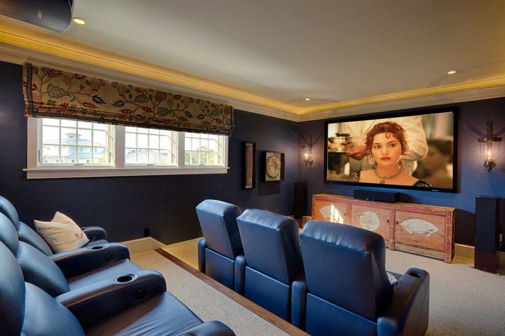 Imagen de cine en casa cerrado clásico grande con paredes azules, moqueta, televisor colgado en la pared y suelo beige