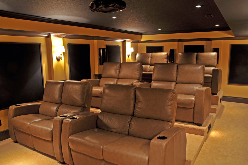Idées déco pour une salle de cinéma contemporaine de taille moyenne et fermée avec un mur marron, moquette et un sol beige.
