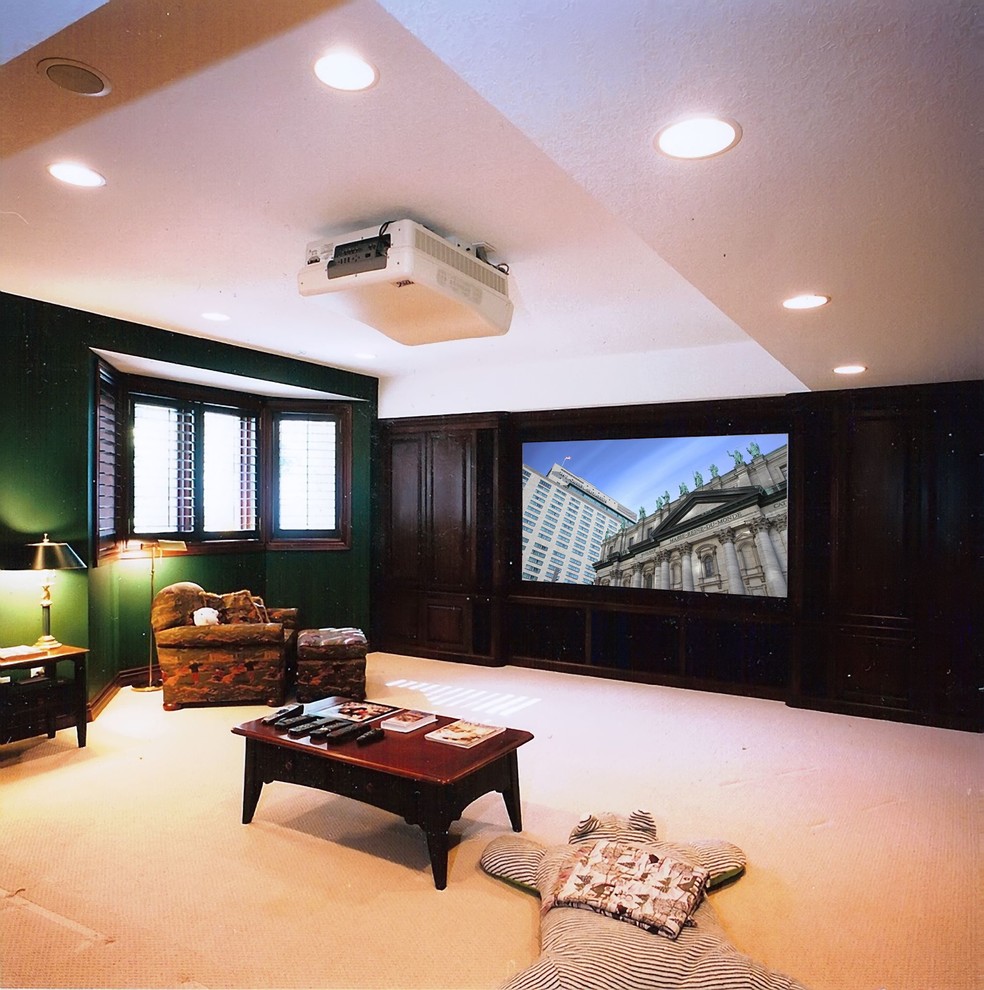Foto di un home theatre classico di medie dimensioni e chiuso con pareti marroni, moquette, schermo di proiezione e pavimento marrone