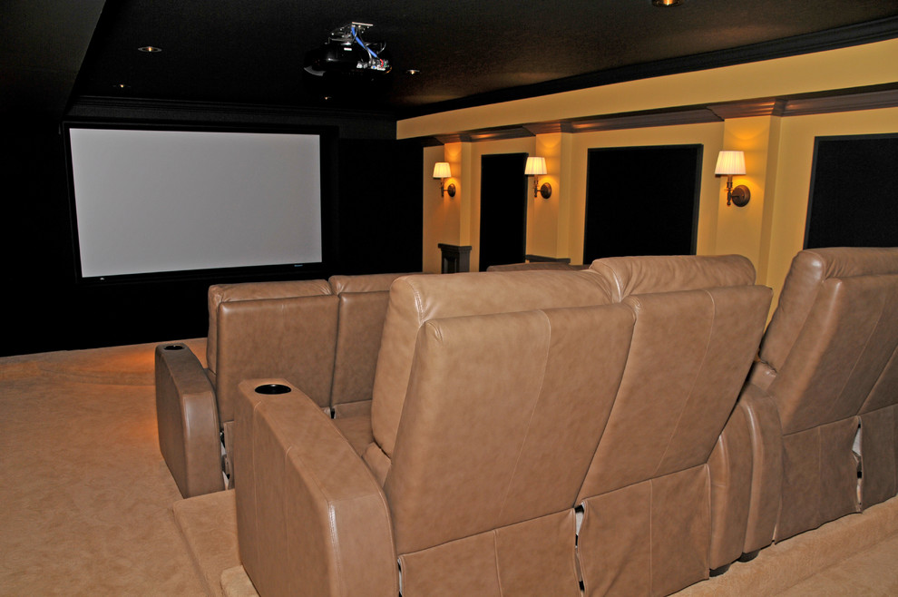 Modelo de cine en casa cerrado actual de tamaño medio con paredes marrones, moqueta, pantalla de proyección y suelo beige