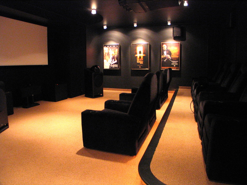 Ispirazione per un home theatre boho chic di medie dimensioni e chiuso con pareti nere, moquette, schermo di proiezione e pavimento marrone