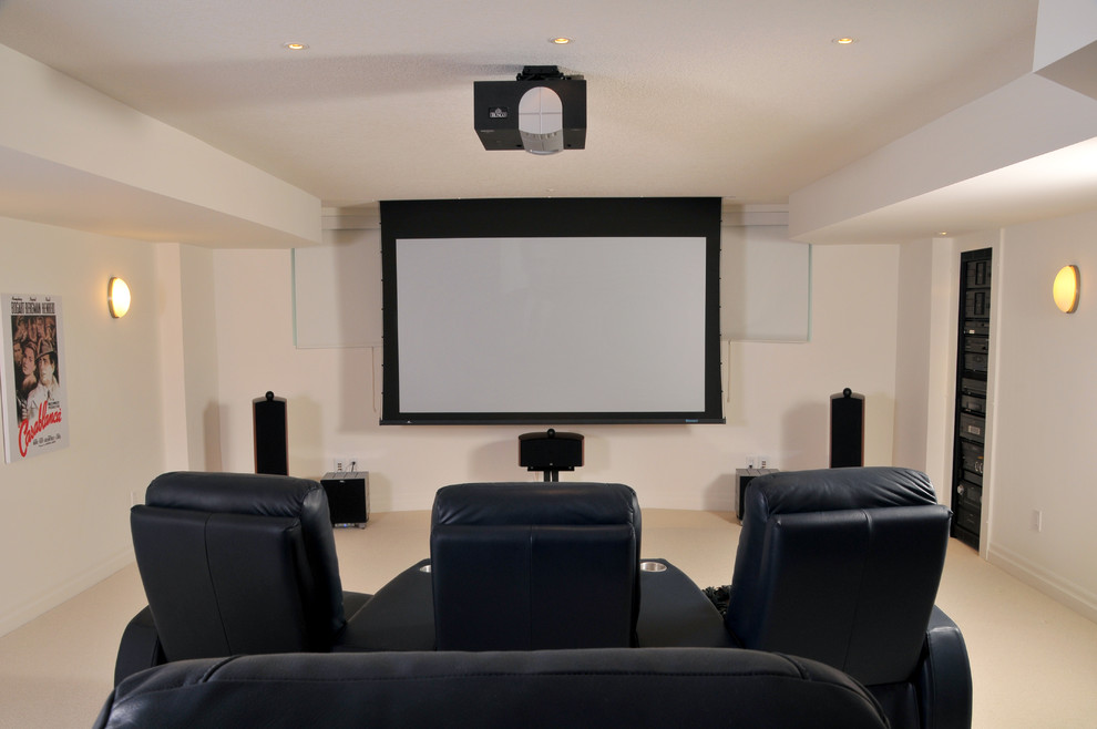 Diseño de cine en casa cerrado moderno de tamaño medio con paredes blancas, moqueta, pantalla de proyección y suelo beige