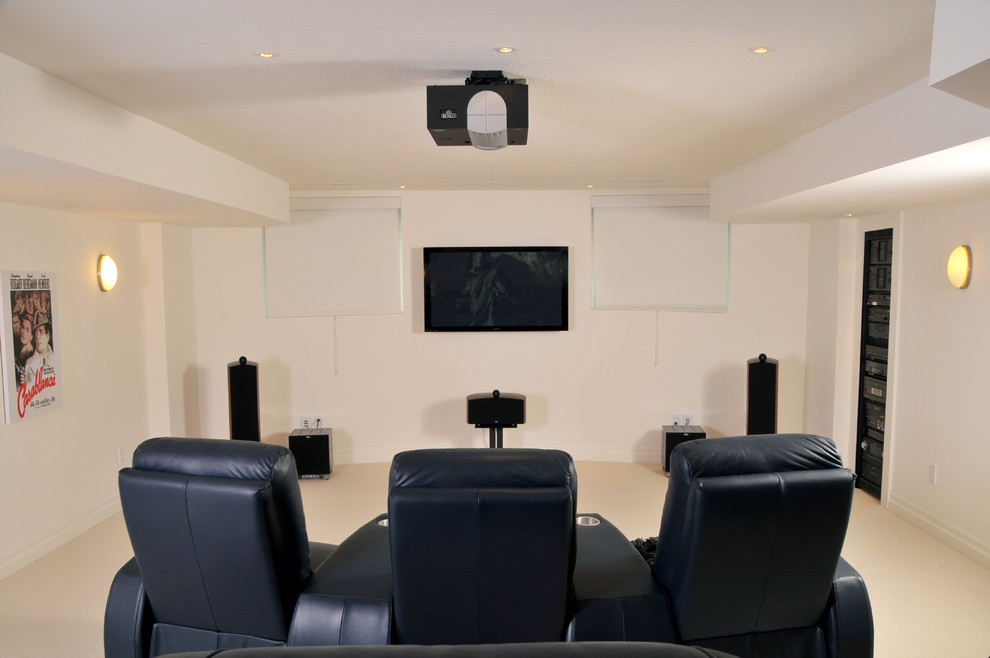 Cette image montre une petite salle de cinéma minimaliste fermée avec un mur blanc, moquette, un téléviseur fixé au mur et un sol beige.