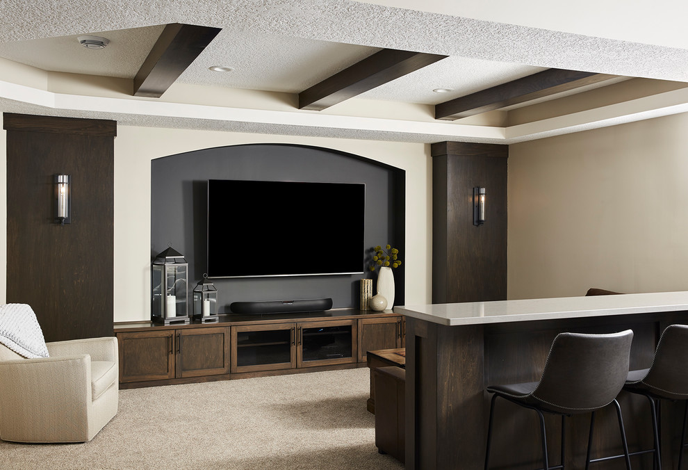 Inredning av ett klassiskt mellanstort öppen hemmabio, med grå väggar, heltäckningsmatta, en väggmonterad TV och beiget golv
