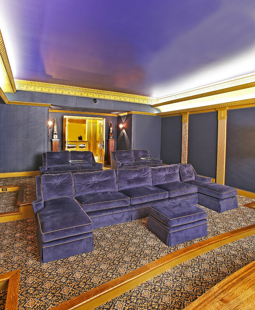 На фото: изолированный домашний кинотеатр в стиле фьюжн с синими стенами, ковровым покрытием и разноцветным полом с