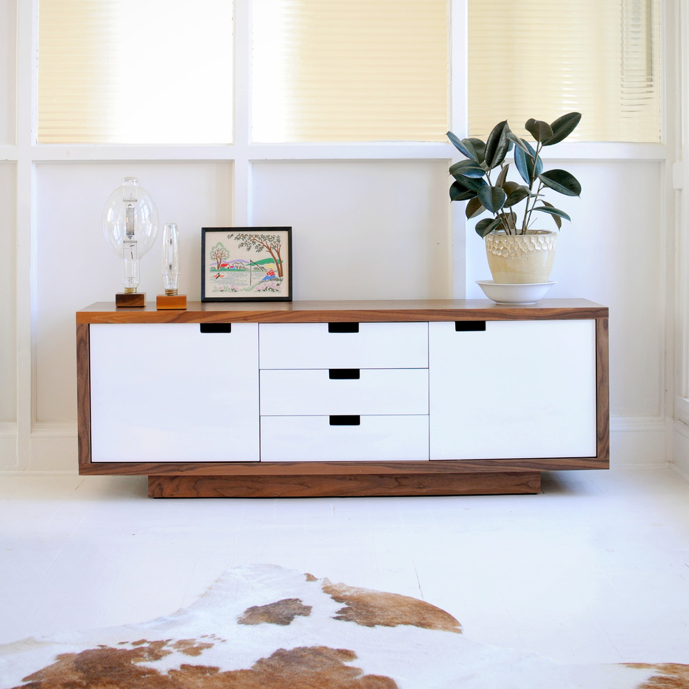 Mittelgroßes, Offenes Modernes Heimkino mit weißer Wandfarbe und gebeiztem Holzboden in Sonstige