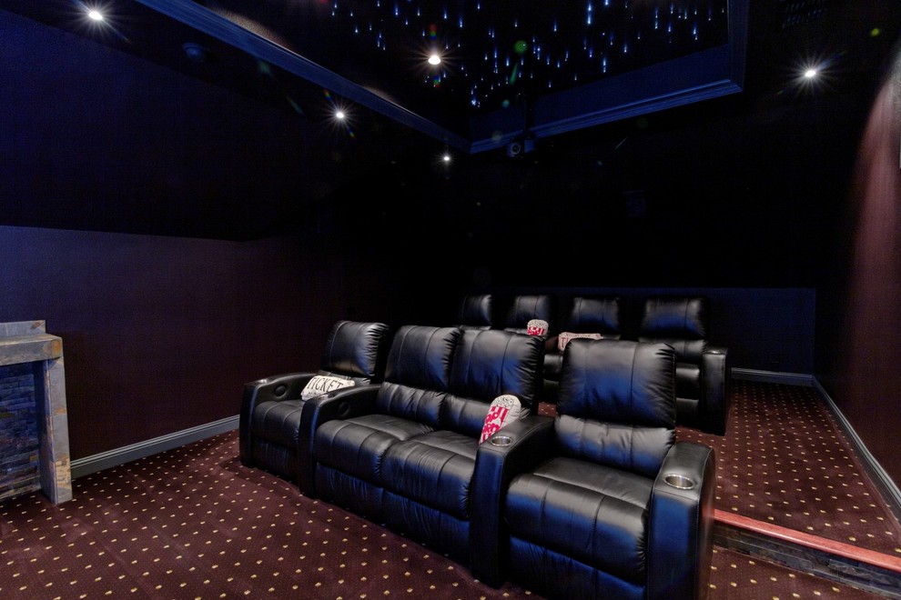 Стильный дизайн: изолированный домашний кинотеатр среднего размера в классическом стиле с коричневыми стенами, ковровым покрытием и фиолетовым полом - последний тренд