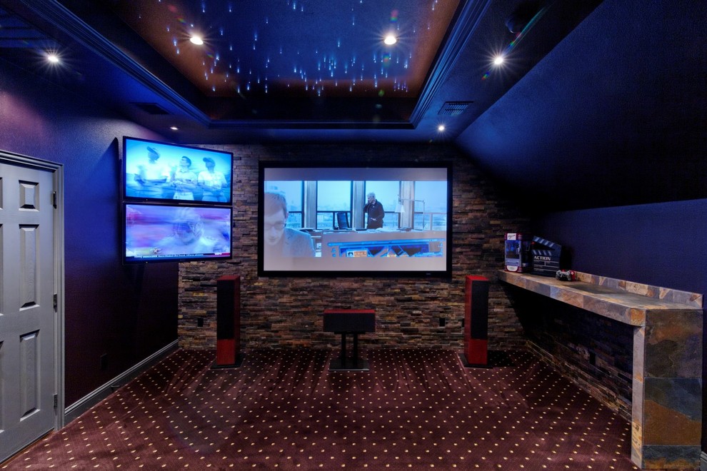 Modelo de cine en casa cerrado tradicional de tamaño medio con paredes multicolor, moqueta, pantalla de proyección y suelo violeta