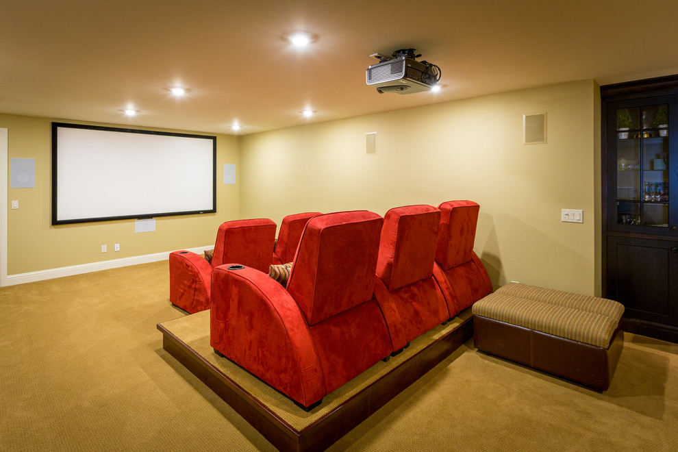 Источник вдохновения для домашнего уюта: открытый домашний кинотеатр среднего размера в стиле модернизм с коричневыми стенами, ковровым покрытием и проектором