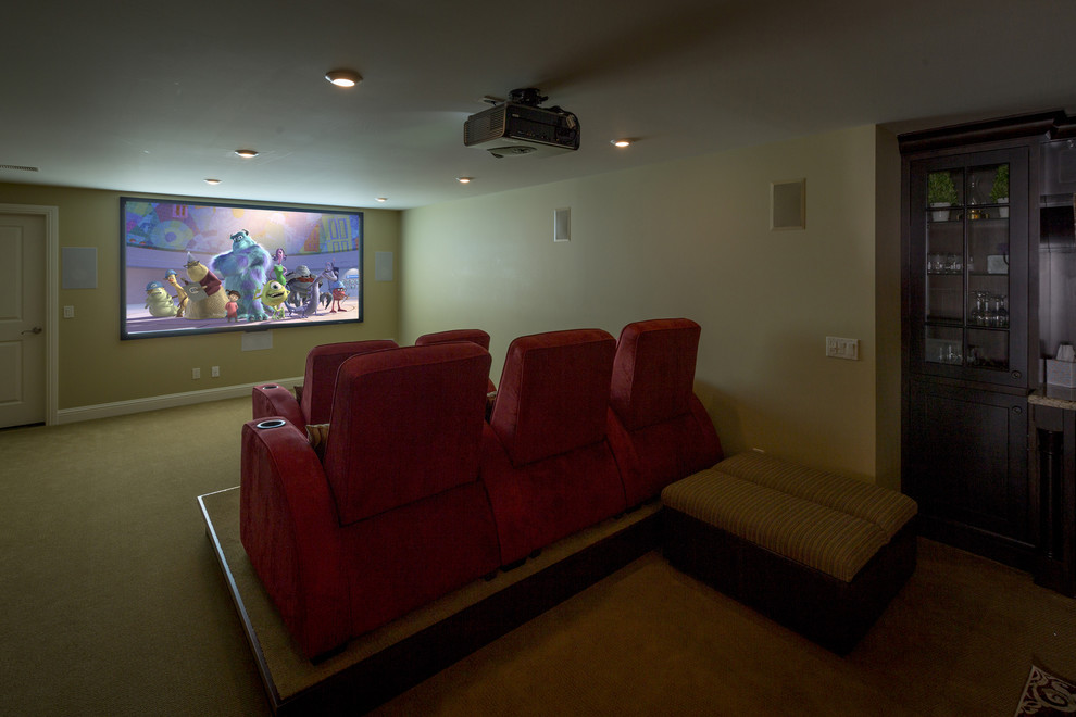 Modelo de cine en casa abierto moderno de tamaño medio con paredes marrones, moqueta y pantalla de proyección