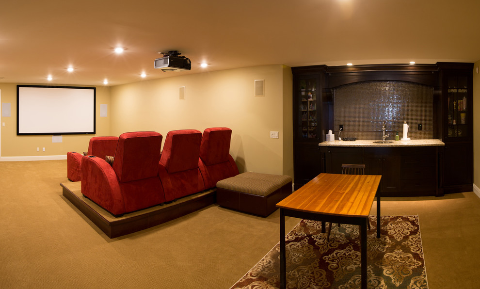 На фото: открытый домашний кинотеатр среднего размера в стиле модернизм с коричневыми стенами, ковровым покрытием и проектором
