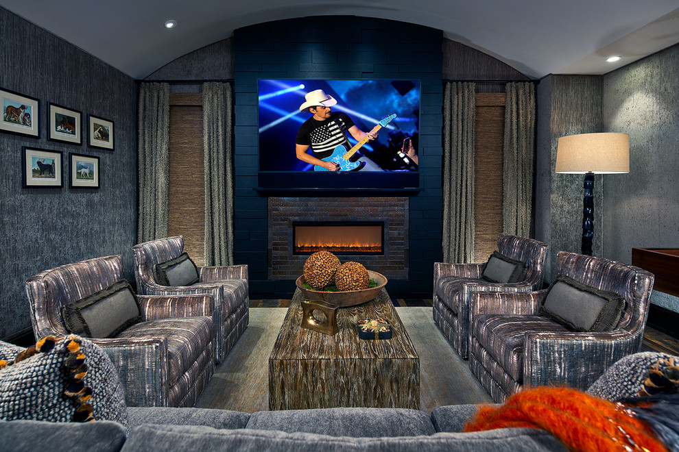 Foto de cine en casa cerrado tradicional renovado extra grande con paredes azules, suelo de madera en tonos medios, televisor colgado en la pared y suelo marrón