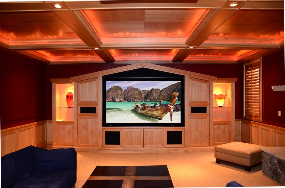 Diseño de cine en casa cerrado clásico de tamaño medio con paredes rojas, moqueta, pared multimedia y suelo beige