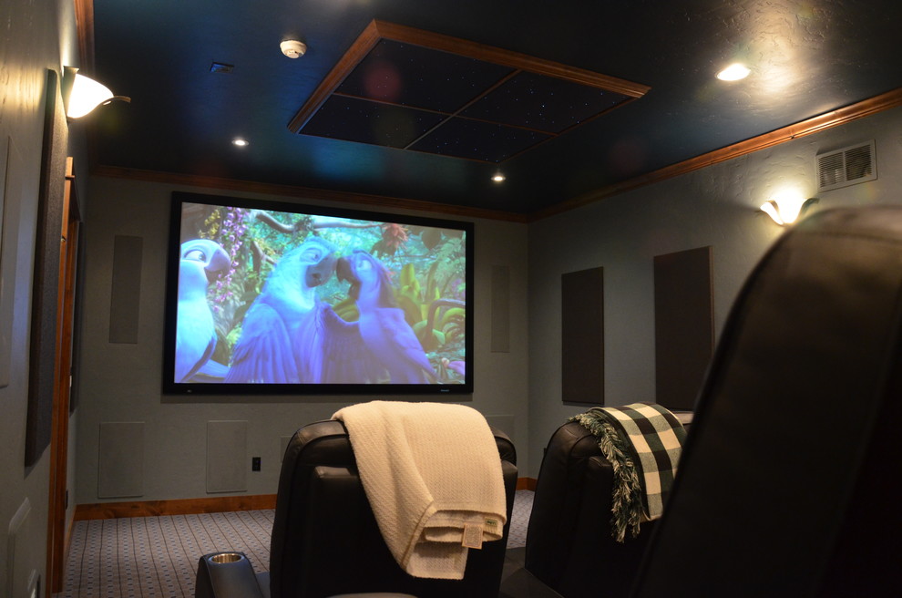 Ejemplo de cine en casa cerrado clásico de tamaño medio con paredes grises, moqueta, pantalla de proyección y suelo gris