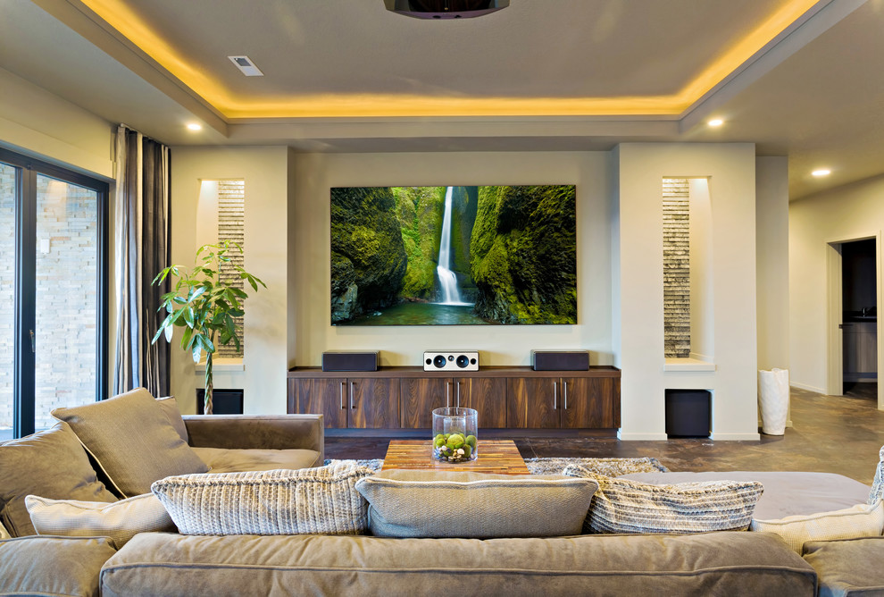 Esempio di un home theatre tropicale di medie dimensioni e aperto con pareti beige, TV a parete e pavimento marrone