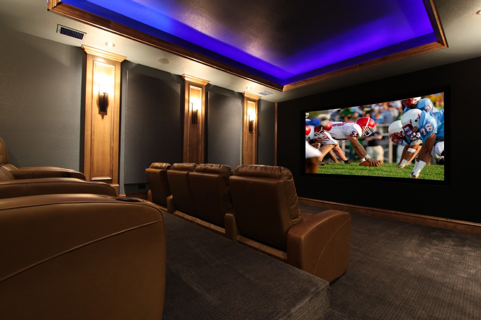 Ejemplo de cine en casa cerrado tradicional renovado grande con paredes grises, moqueta y pantalla de proyección