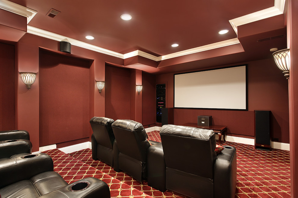 Идея дизайна: большой изолированный домашний кинотеатр в стиле фьюжн с красными стенами, ковровым покрытием, проектором и красным полом