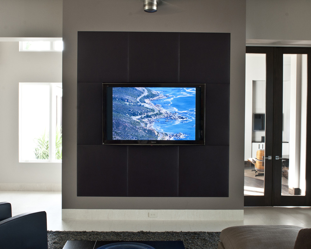 Пример оригинального дизайна: домашний кинотеатр в современном стиле с телевизором на стене