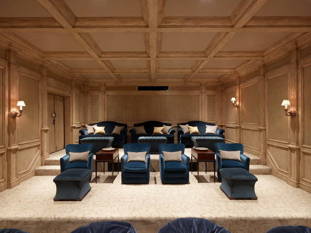 Идея дизайна: изолированный домашний кинотеатр в средиземноморском стиле с ковровым покрытием и бежевым полом