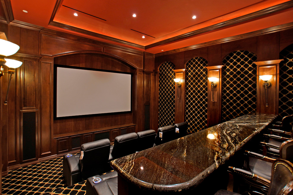 На фото: домашний кинотеатр в средиземноморском стиле с проектором с