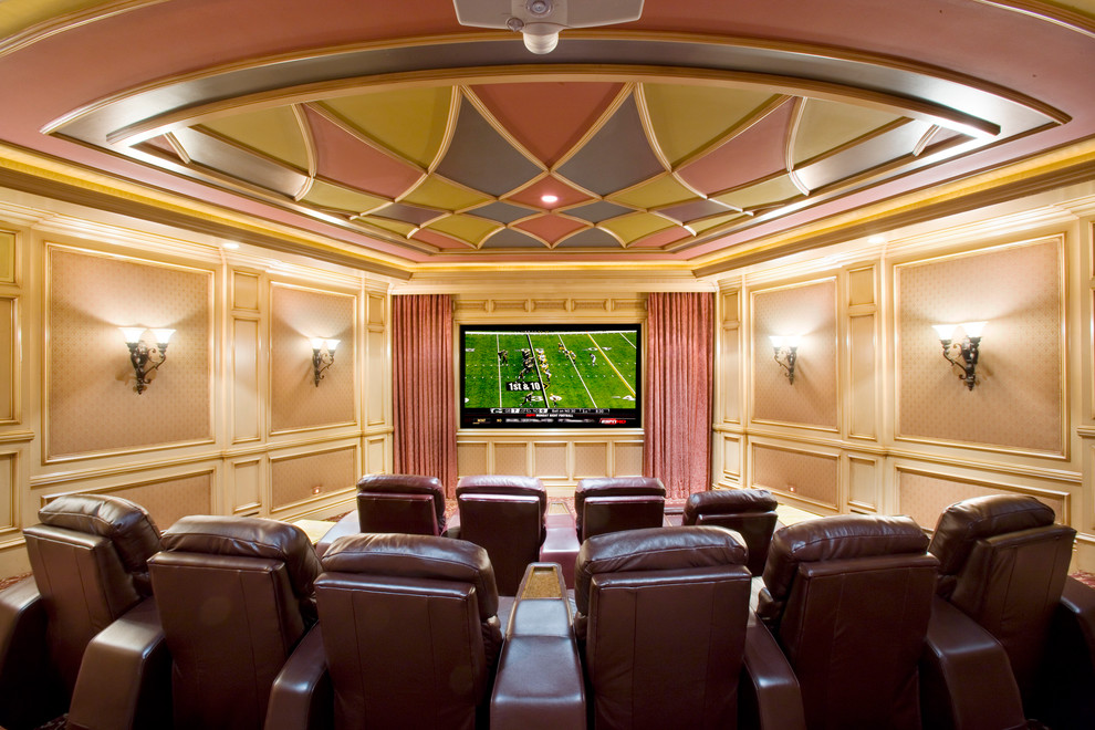 Идея дизайна: домашний кинотеатр в средиземноморском стиле с розовыми стенами