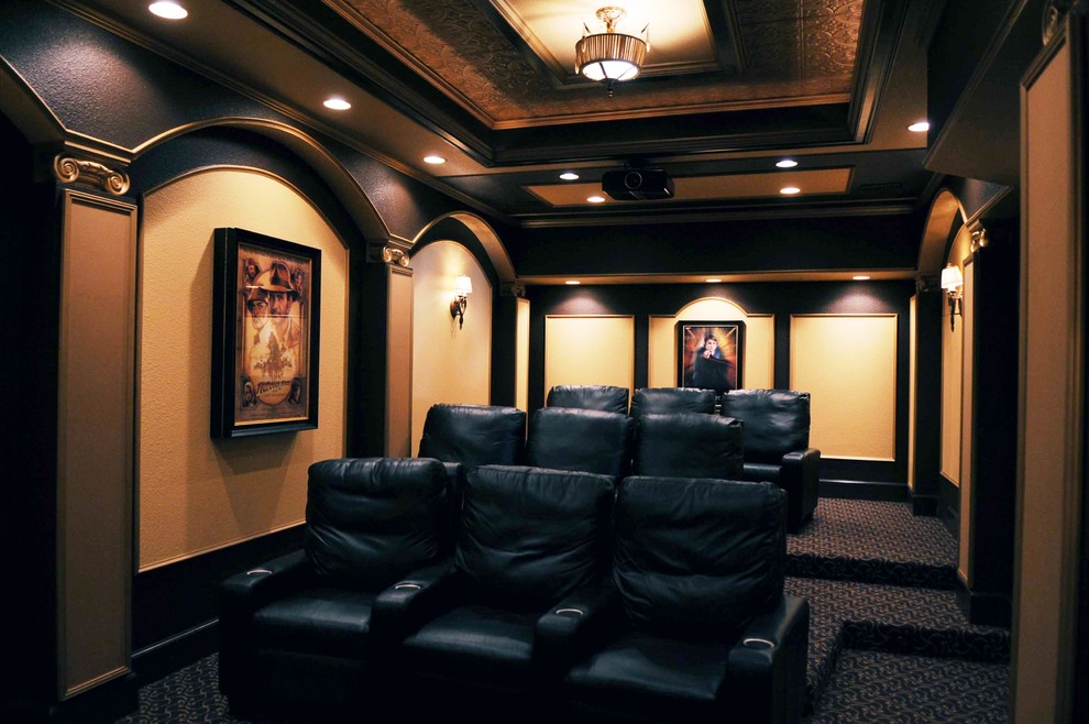На фото: изолированный домашний кинотеатр в средиземноморском стиле с бежевыми стенами, ковровым покрытием и черным полом с