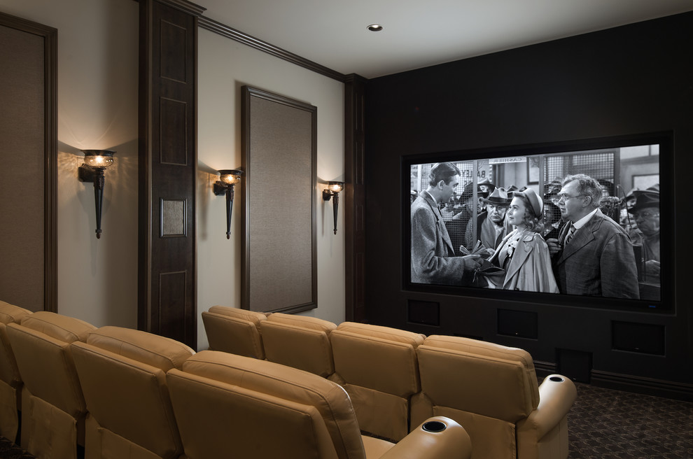 Réalisation d'une très grande salle de cinéma méditerranéenne fermée avec un mur beige, moquette, un écran de projection et un sol multicolore.