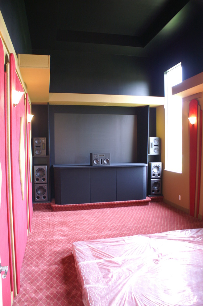 Immagine di un home theatre minimal di medie dimensioni e chiuso con pareti rosse, moquette, schermo di proiezione e pavimento rosso