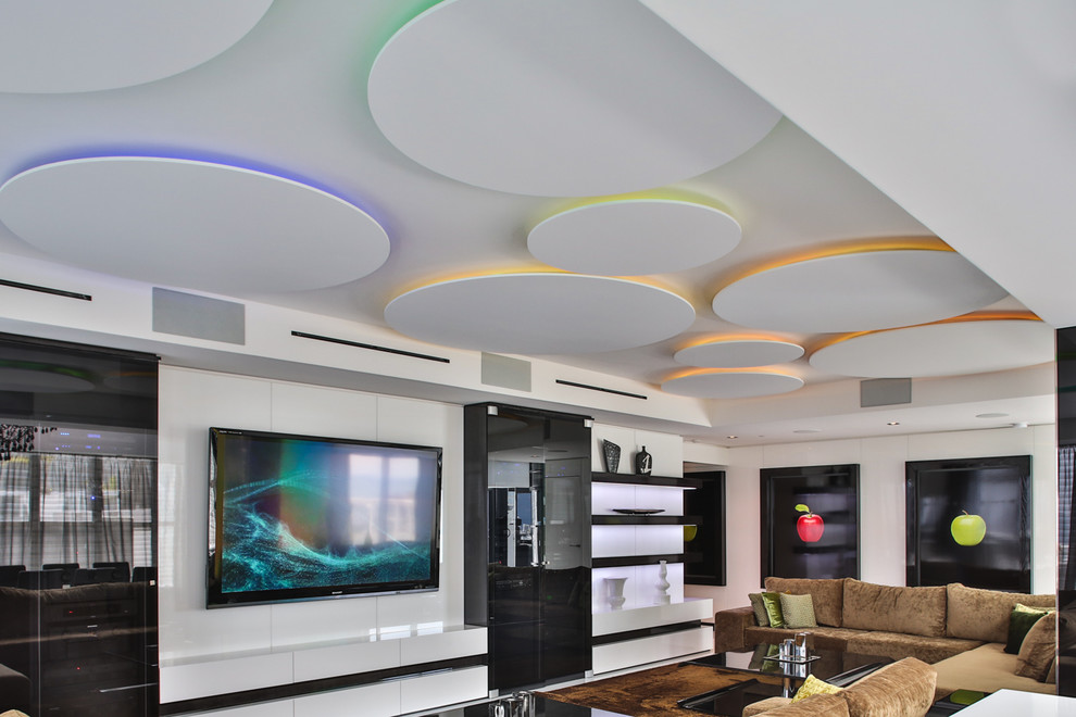 Mittelgroßes, Offenes Modernes Heimkino mit weißer Wandfarbe, Marmorboden und Multimediawand in Miami