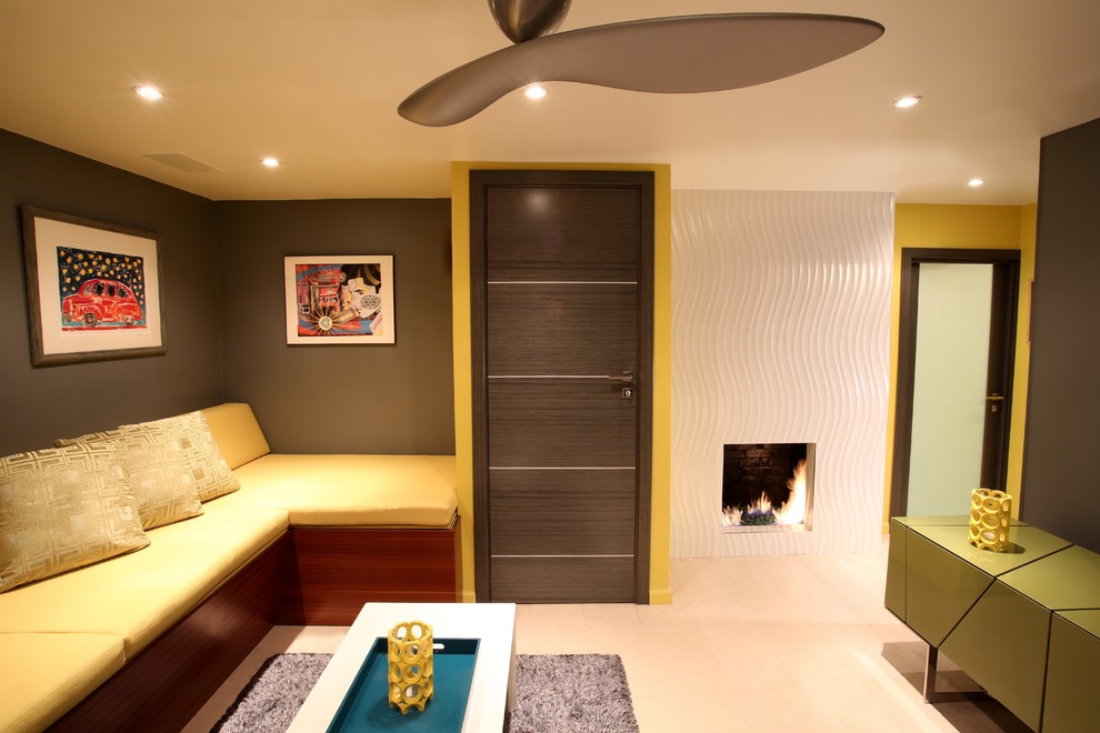 Bild på ett stort 60 tals avskild hemmabio, med gula väggar, korkgolv och en väggmonterad TV