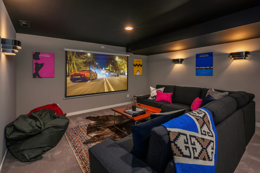 Источник вдохновения для домашнего уюта: изолированный домашний кинотеатр среднего размера в стиле ретро с серыми стенами, ковровым покрытием, проектором и серым полом