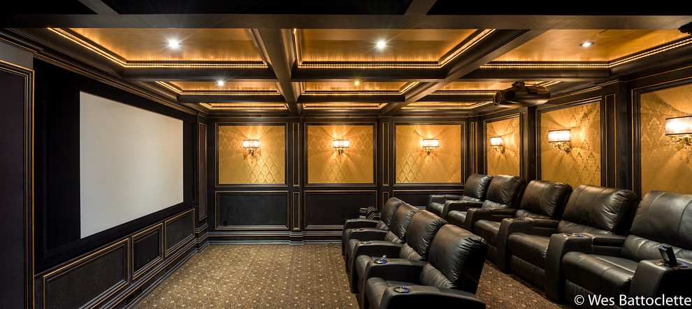 Idée de décoration pour une très grande salle de cinéma tradition fermée avec un mur noir, moquette, un écran de projection et un sol marron.