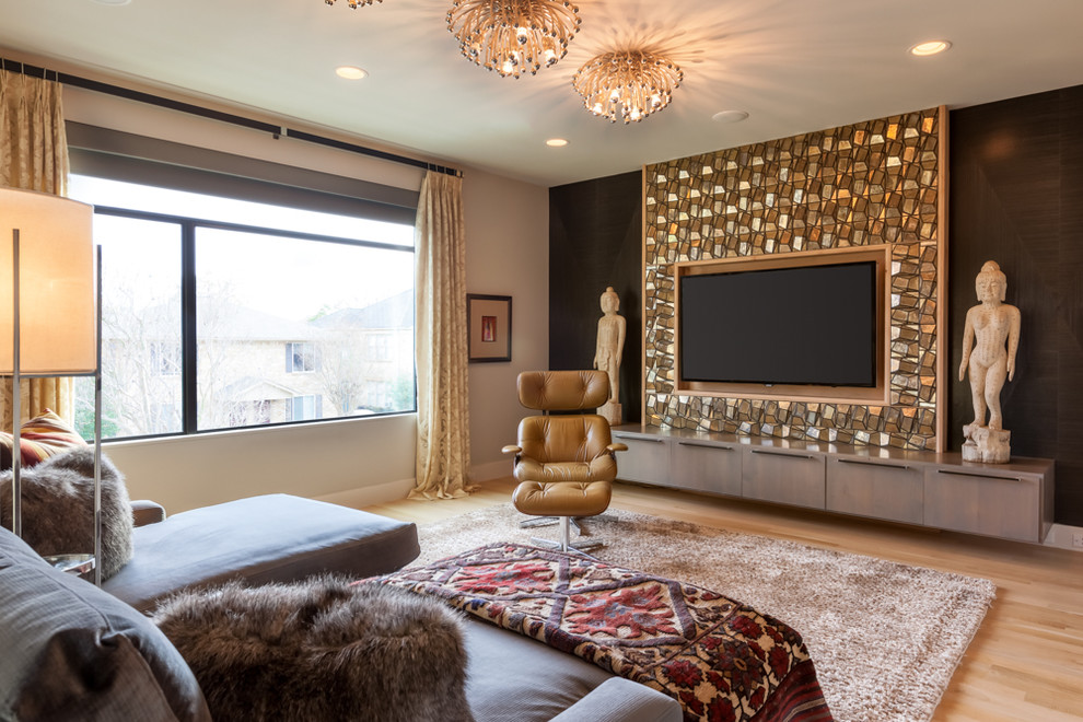Foto de cine en casa abierto contemporáneo de tamaño medio con paredes marrones, suelo de madera clara y pared multimedia