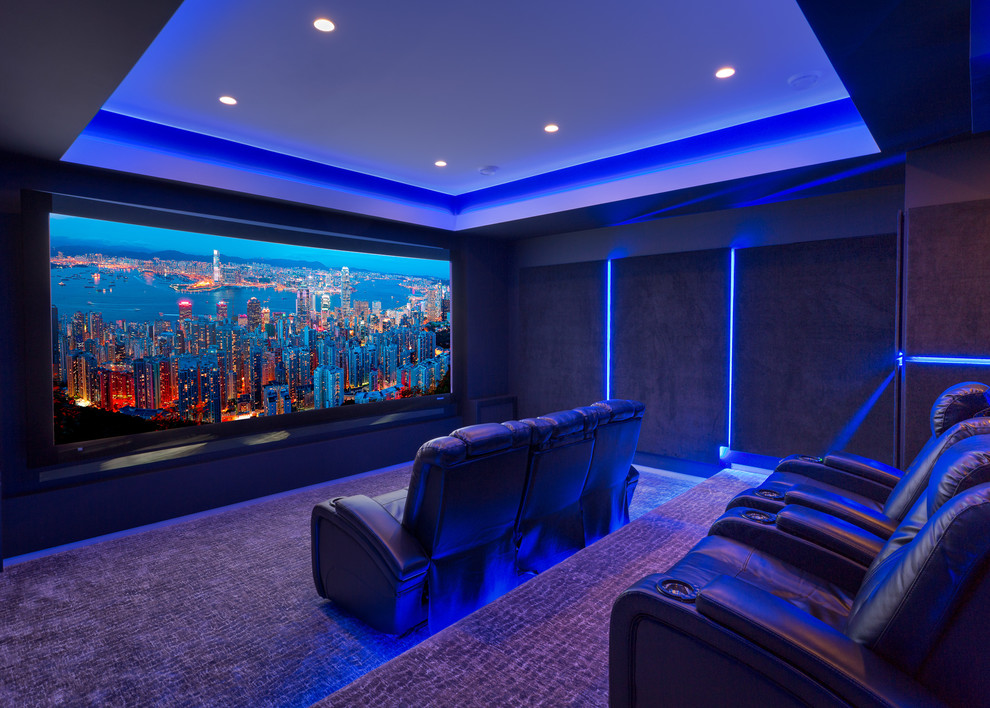 Idee per un grande home theatre moderno chiuso con pareti nere, moquette, schermo di proiezione e pavimento viola